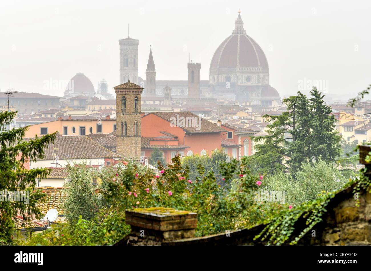 Firenze sotto la pioggia - una vista di un giorno in autunno piovoso e foggoso dello skyline della Cattedrale di Firenze nel centro storico di Firenze. Toscana, Italia. Foto Stock