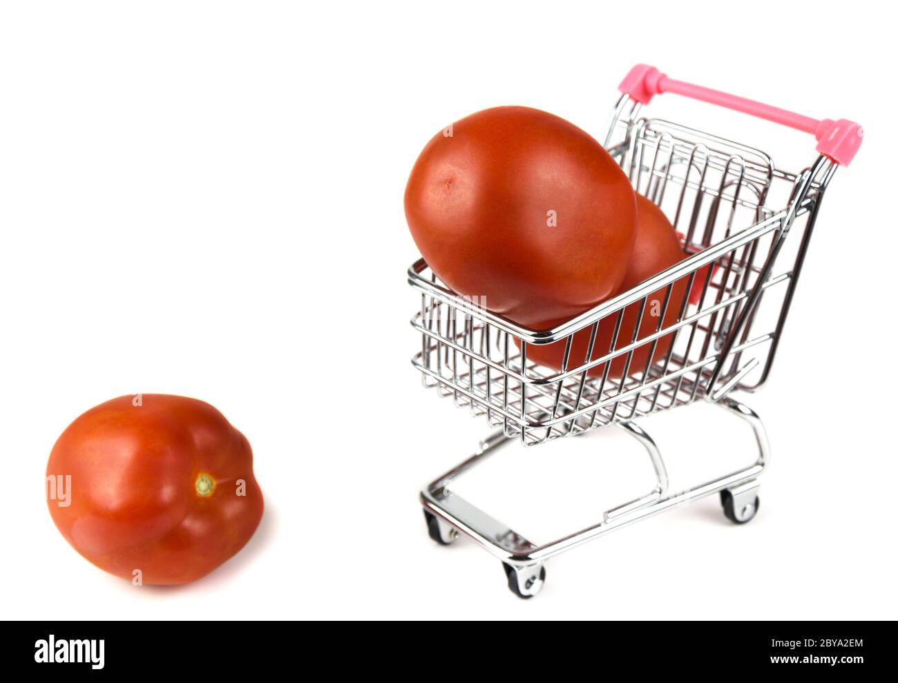 pomodori in un carrello su sfondo bianco Foto Stock