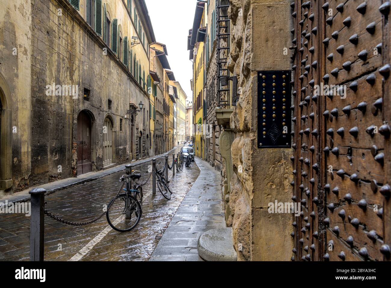 Old Street - giorno piovoso autunnale vista di una vecchia strada lastricata in pietra nel centro storico di Firenze. Toscana, Italia. Foto Stock