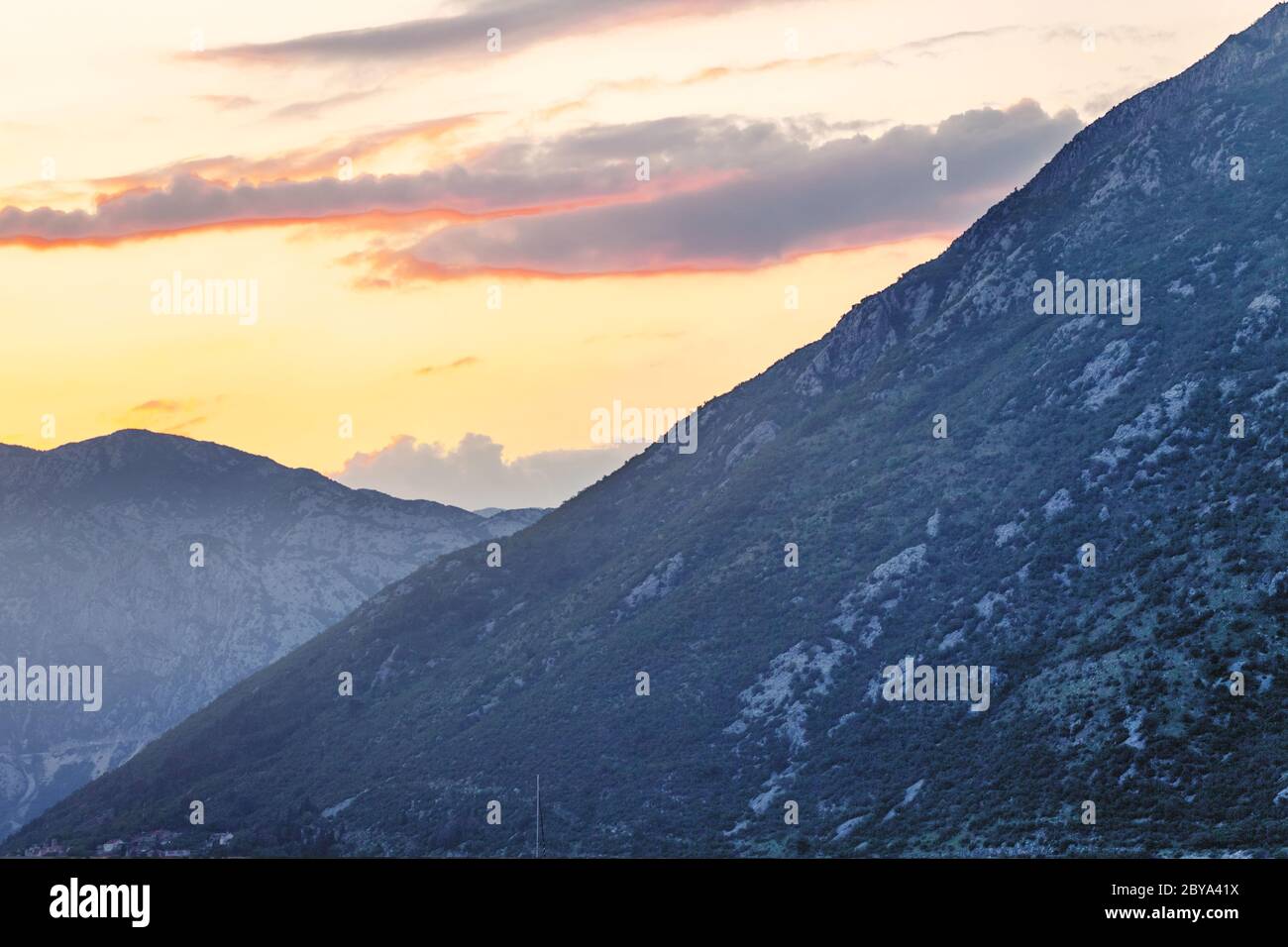 tramonto di montagna e cielo colorato con nuvole Foto Stock