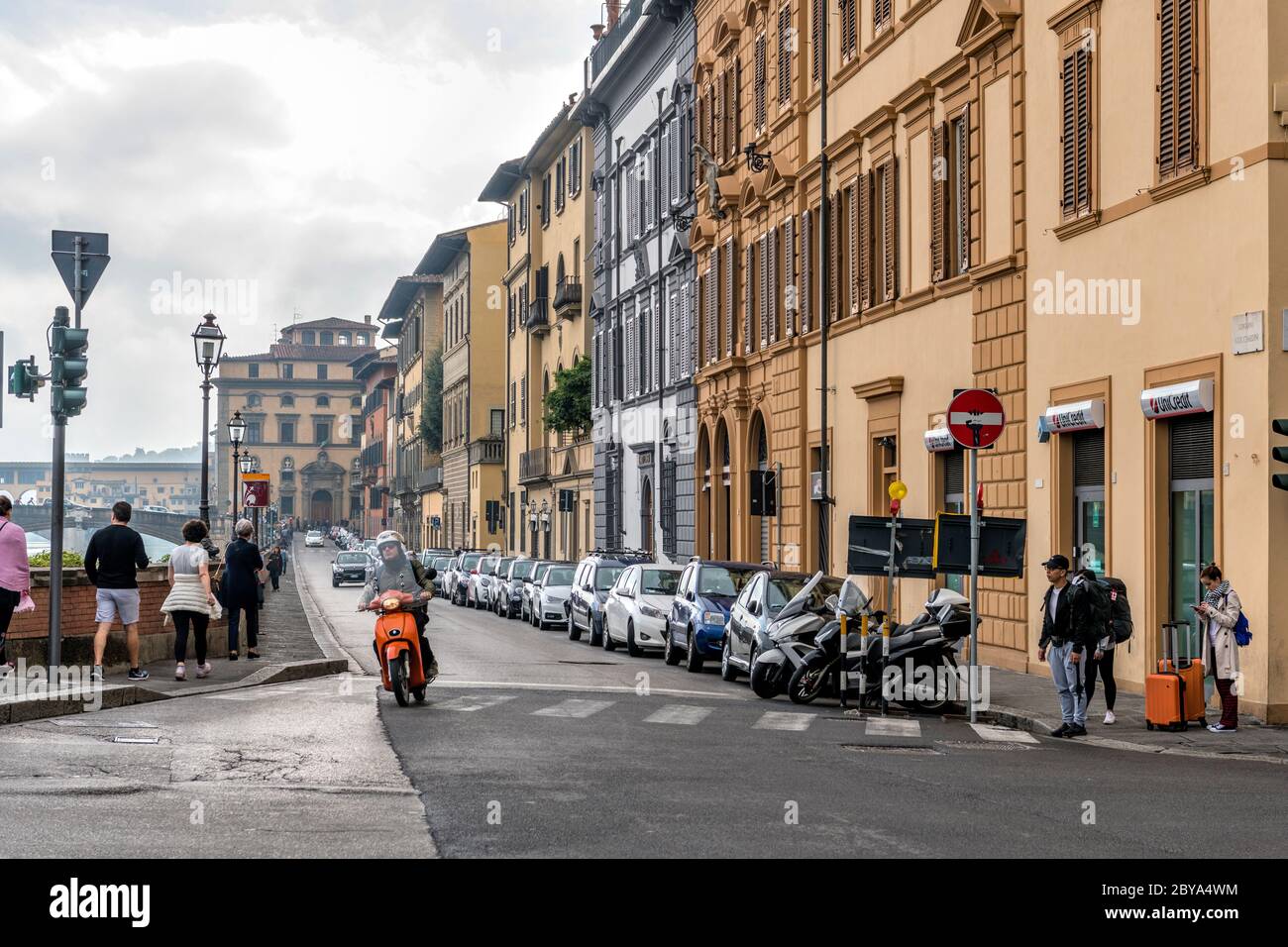 Morning Street - una vista in autunno tempestoso di una strada trafficata, lungo il fiume Arno, nel centro storico di Firenze. Toscana, Italia. Foto Stock