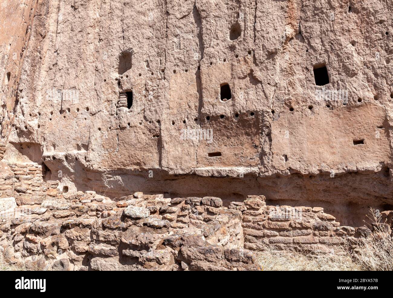 NM00629-00...NUOVO MESSICO - Case Cliff, Long Houses, lungo il Main Loop Trail nel Monumento Nazionale di Bandelier. Foto Stock