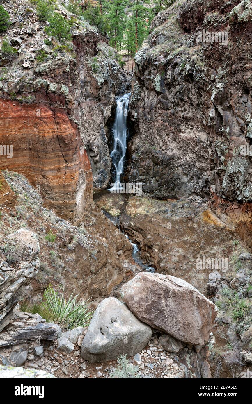 NM00630-00...NUOVO MESSICO - Cascate superiori del El Rito de los Frijoles (Frijoles Creek) nel Monumento Nazionale di Bandelier. Foto Stock