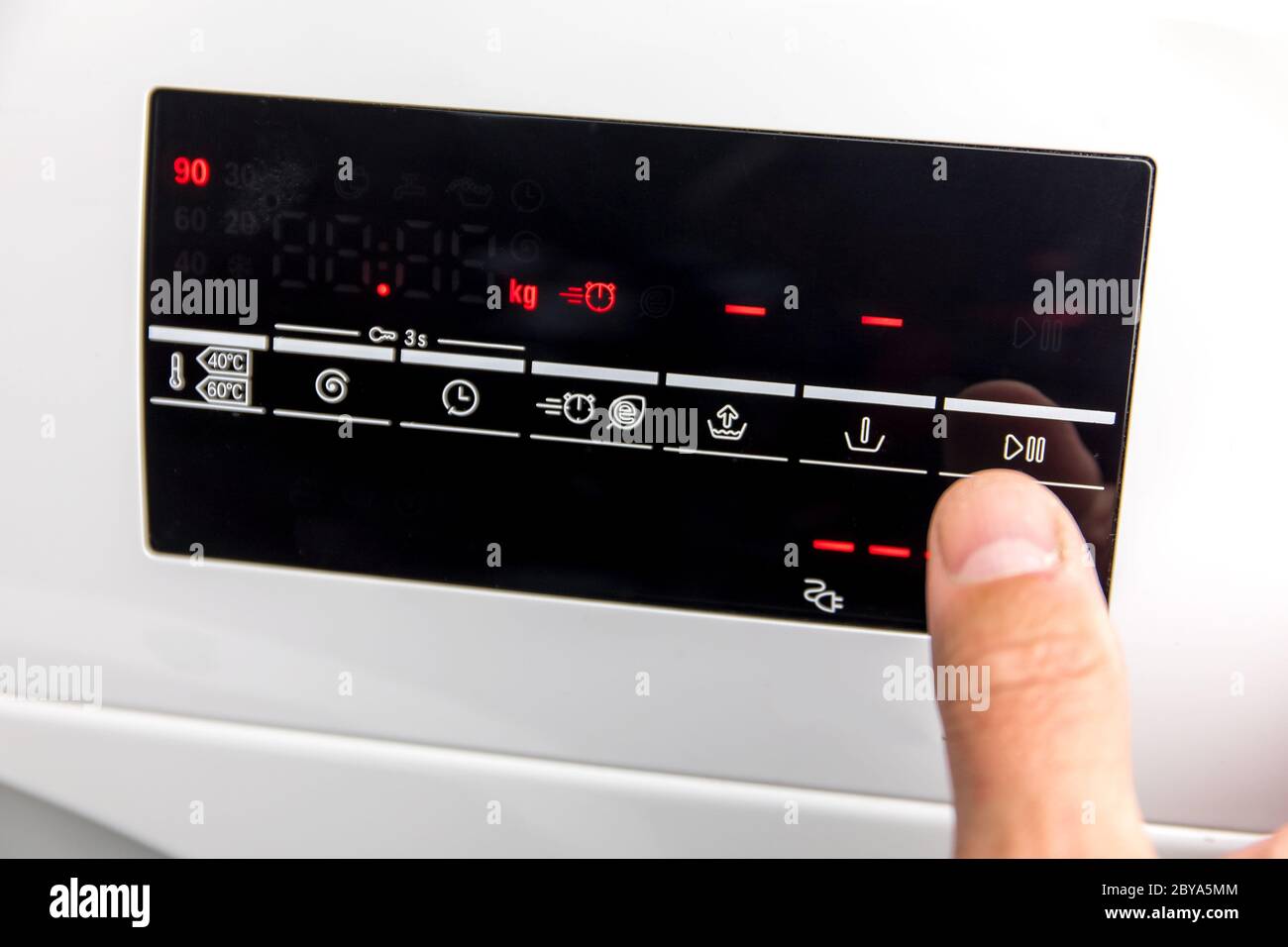 Termostato a regolazione manuale. Rotazione manuale del termostato  climatizzazione. Sfondo sfocato e sfocato Foto stock - Alamy