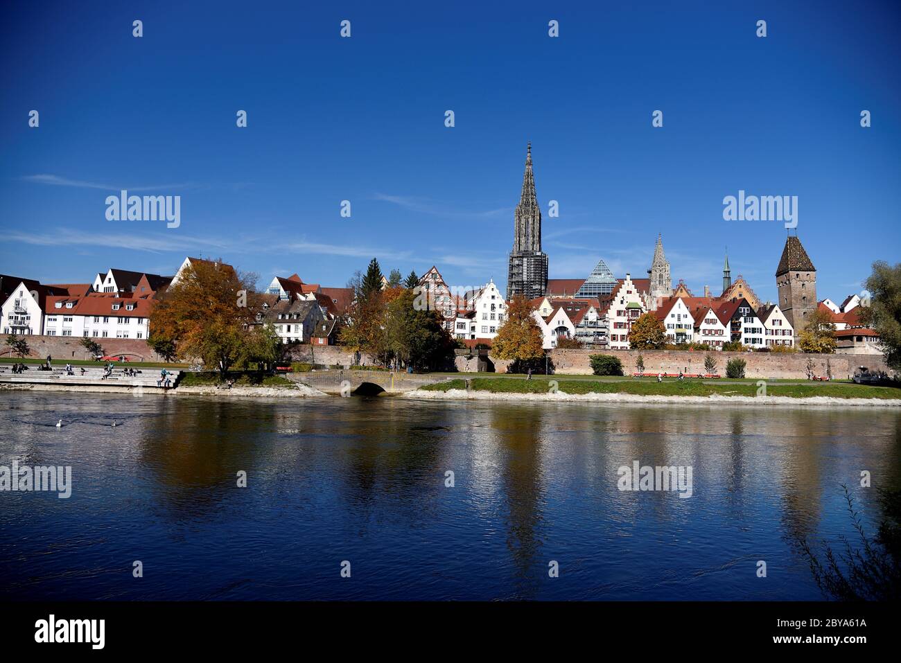 Paesaggio urbano di Ulm sul Danubio con la cattedrale, le mura cittadine e la torre Metzger in un giorno d'autunno soleggiato, l'Alb Svevo, Germania, Europa Foto Stock