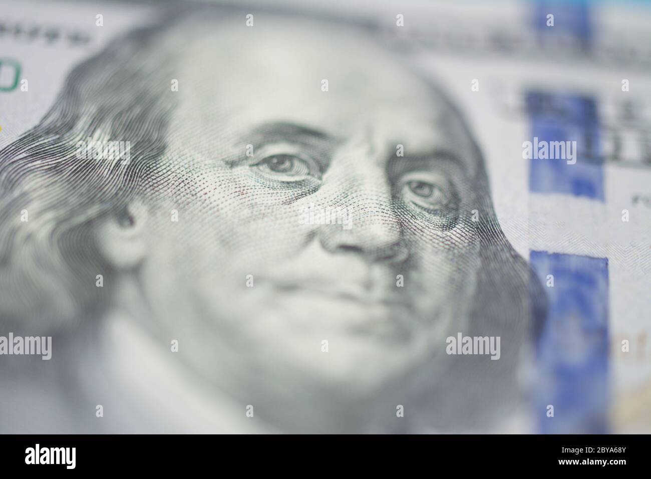 Frammento di ritratto del presidente americano Benjamin Franklin da un disegno di legge di banconote da cento dollari. Vista in primo piano. Messa a fuoco selettiva Foto Stock