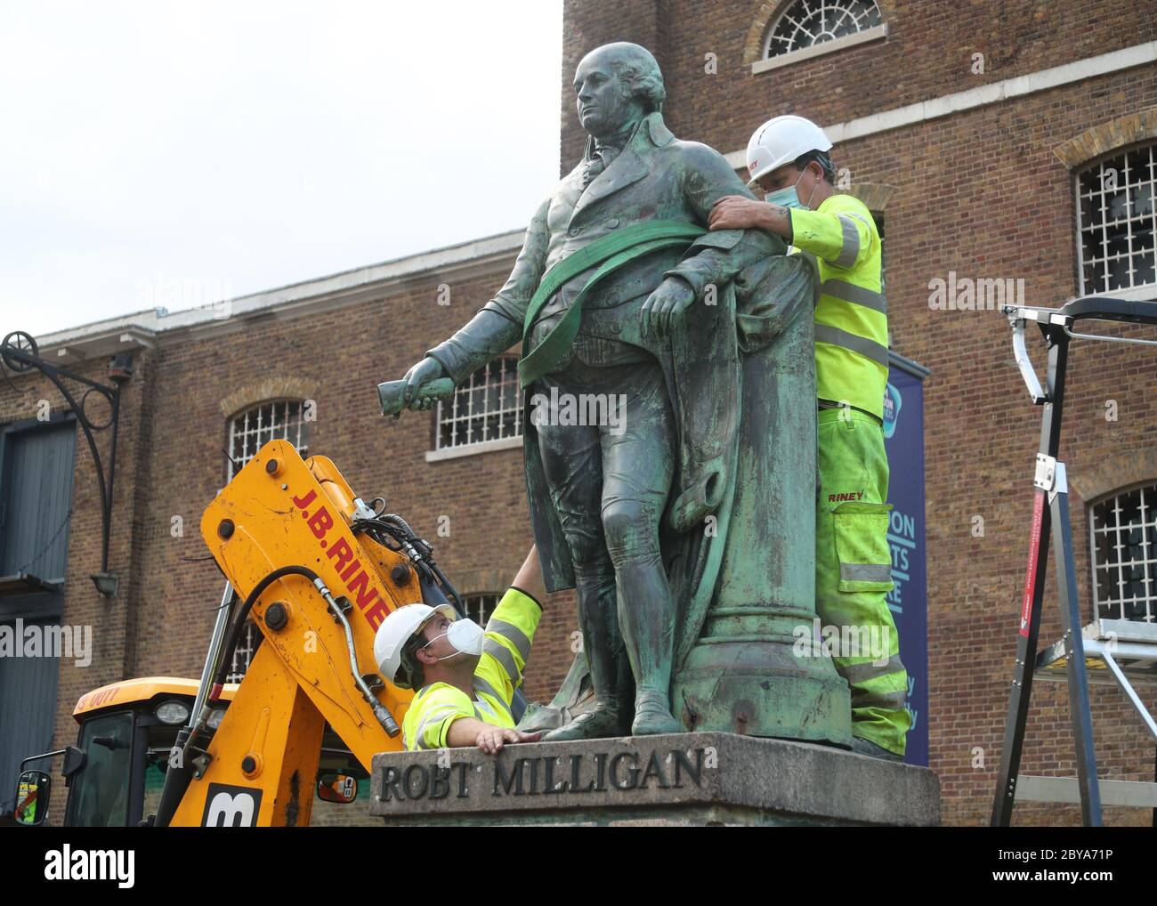 I lavoratori si preparano a abbattere una statua del proprietario di schiavi Robert Milligan a West India Quay, a est di Londra, mentre i consigli dei lavoratori di tutta l'Inghilterra e il Galles inizieranno a rivedere monumenti e statue nelle loro città, Dopo una protesta, i sostenitori del razzismo hanno fatto strappare una statua di un commerciante di schiavi a Bristol. Foto Stock