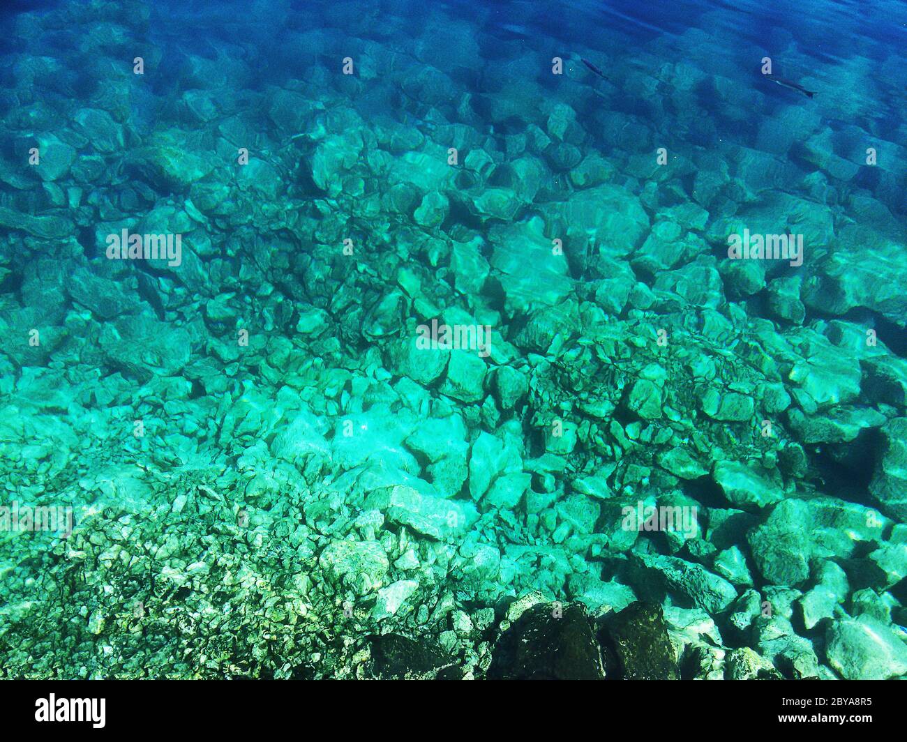 Rocce attraverso l'Oceano Atlantico limpidezza delle acque nel porto - Lanzarote - Isole Canarie Foto Stock