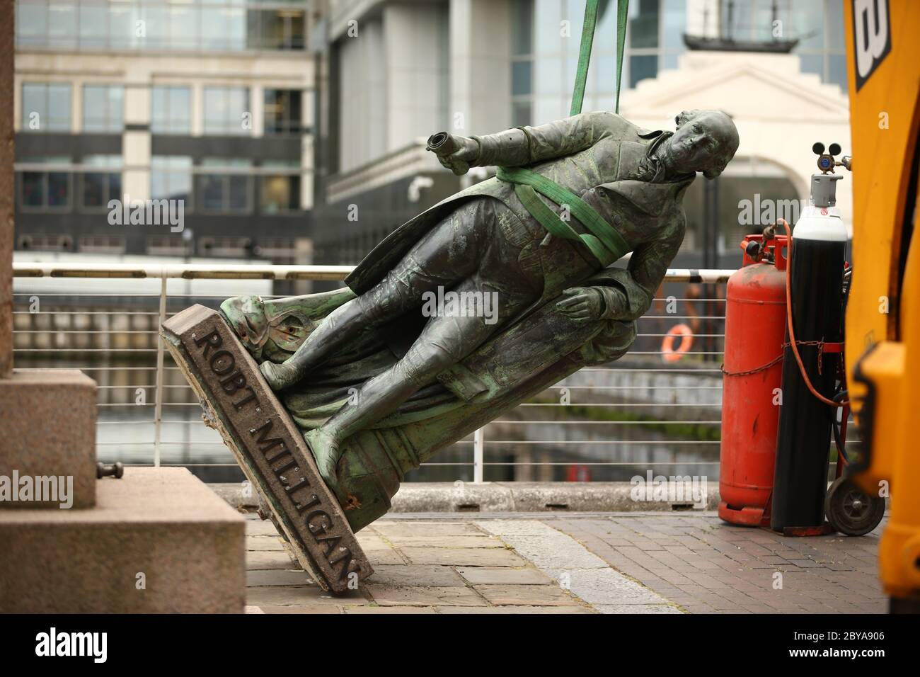 I lavoratori si preparano a abbattere una statua del proprietario di schiavi Robert Milligan a West India Quay, a est di Londra, mentre i consigli dei lavoratori di tutta l'Inghilterra e il Galles inizieranno a rivedere monumenti e statue nelle loro città, Dopo una protesta, i sostenitori del razzismo hanno fatto strappare una statua di un commerciante di schiavi a Bristol. Foto Stock