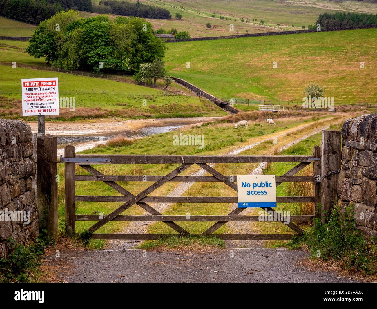 Incatenato in pista per la pesca privata al lago artificiale inferiore di Castleshaw. Nessun cartello di accesso pubblico Foto Stock