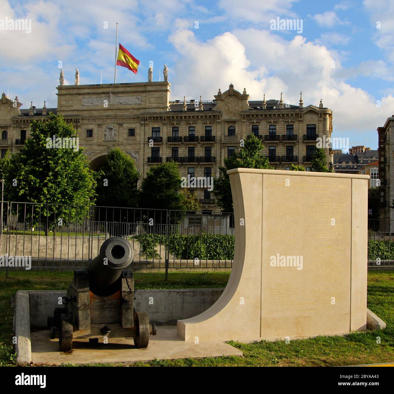 Monumento all'Armada spagnola (Monumento a la Armada Española) con un cannone di bronzo e la vecchia sede della banca Santander dietro Santander Spagna Foto Stock