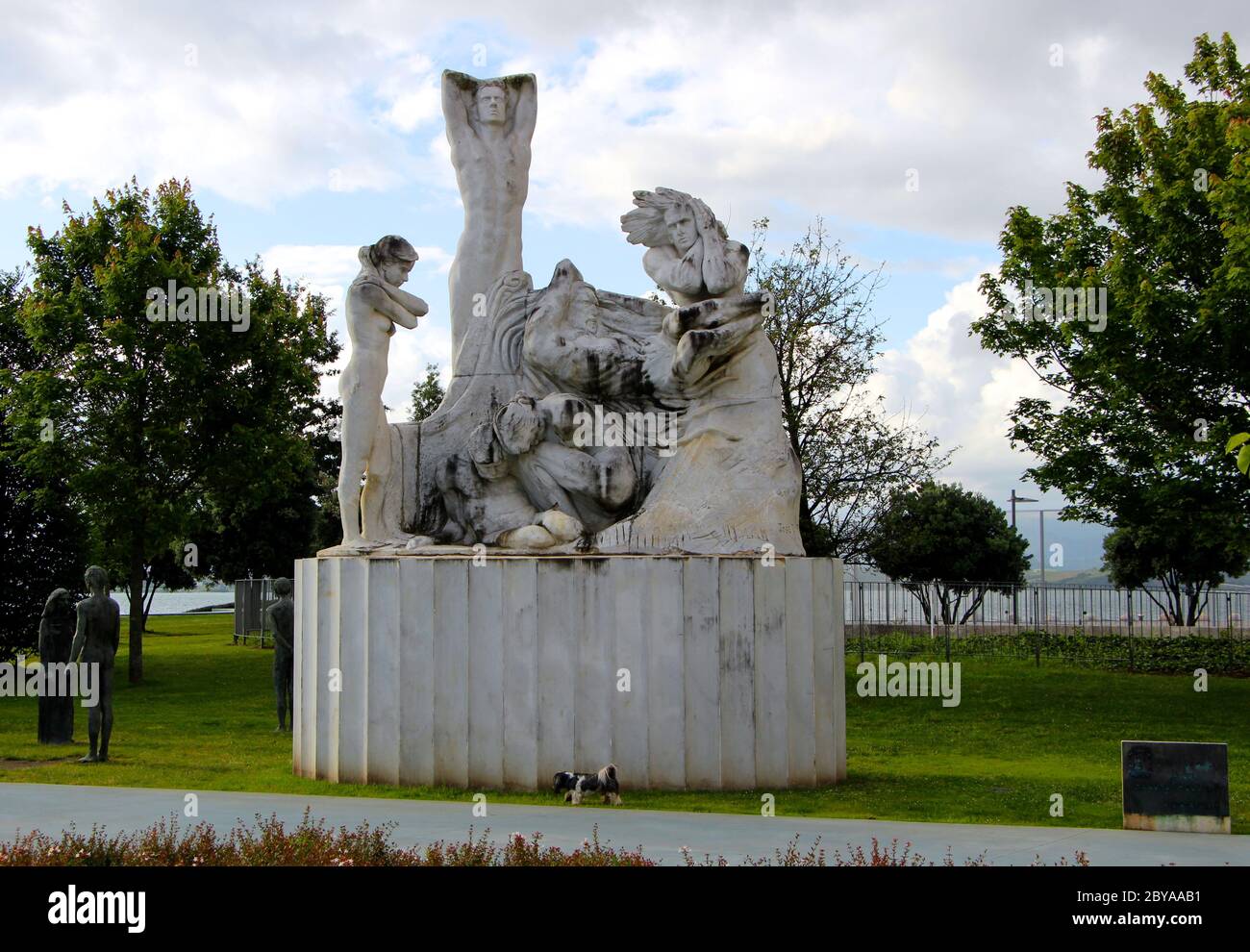 Pietra scolpita monumento scultura al fuoco a Santander 1941 e ricostruzione da Jose Cobo con piccolo cane a piedi di fronte Foto Stock