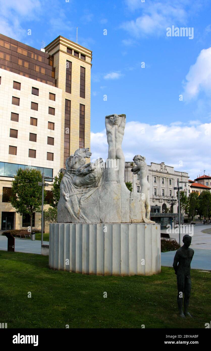 Monumento al fuoco a Santander 1941 e la ricostruzione di Jose Cobo visto da dietro Santander Cantabria Spagna Foto Stock