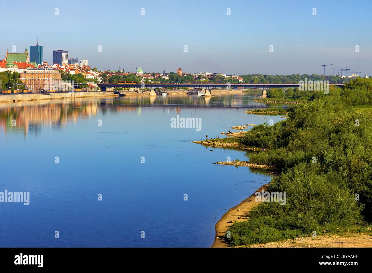 Varsavia, Mazovia / Polonia - 2020/05/09: Vista panoramica della storica città vecchia di stare Miasto e dei quartieri settentrionali lungo il fiume Vistola Foto Stock