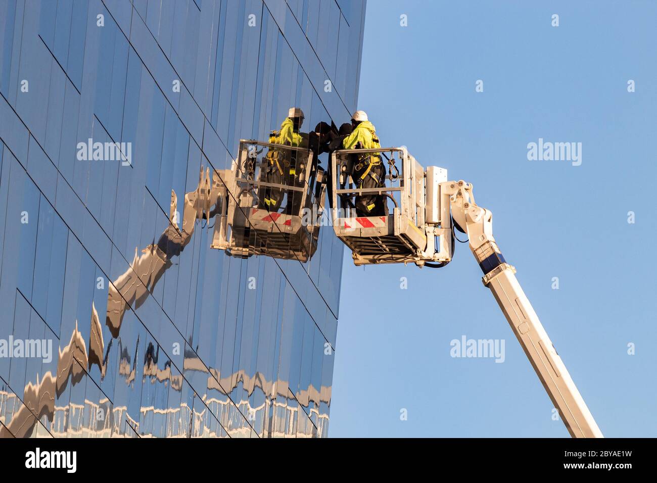 Lavoratori su piattaforma di lavoro elevante (o picker di ciliegio) che esaminano all'esterno dell'edificio n° 2, Mann Island, Liverpool Foto Stock