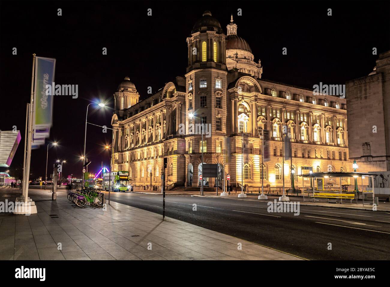 Porto di Liverpool edificio illuminato di notte, Mann Island, Liverpool Foto Stock