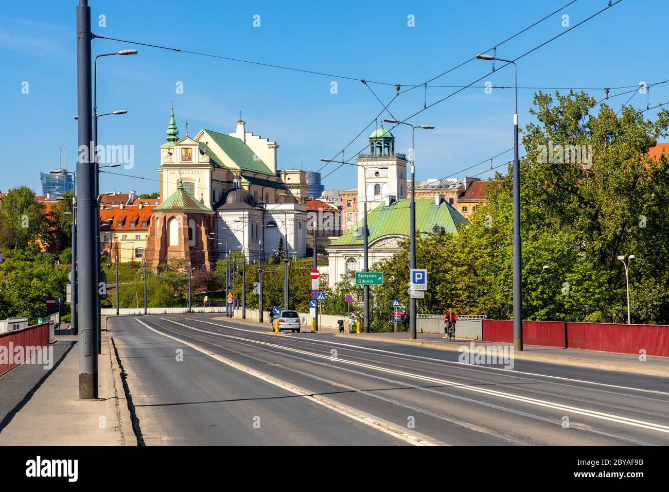 Varsavia, Mazovia / Polonia - 2020/05/09: Vista panoramica del quartiere storico di stare Miasto con la chiesa di Sant'Anna e il ponte più Slasko-Dabrowski Foto Stock