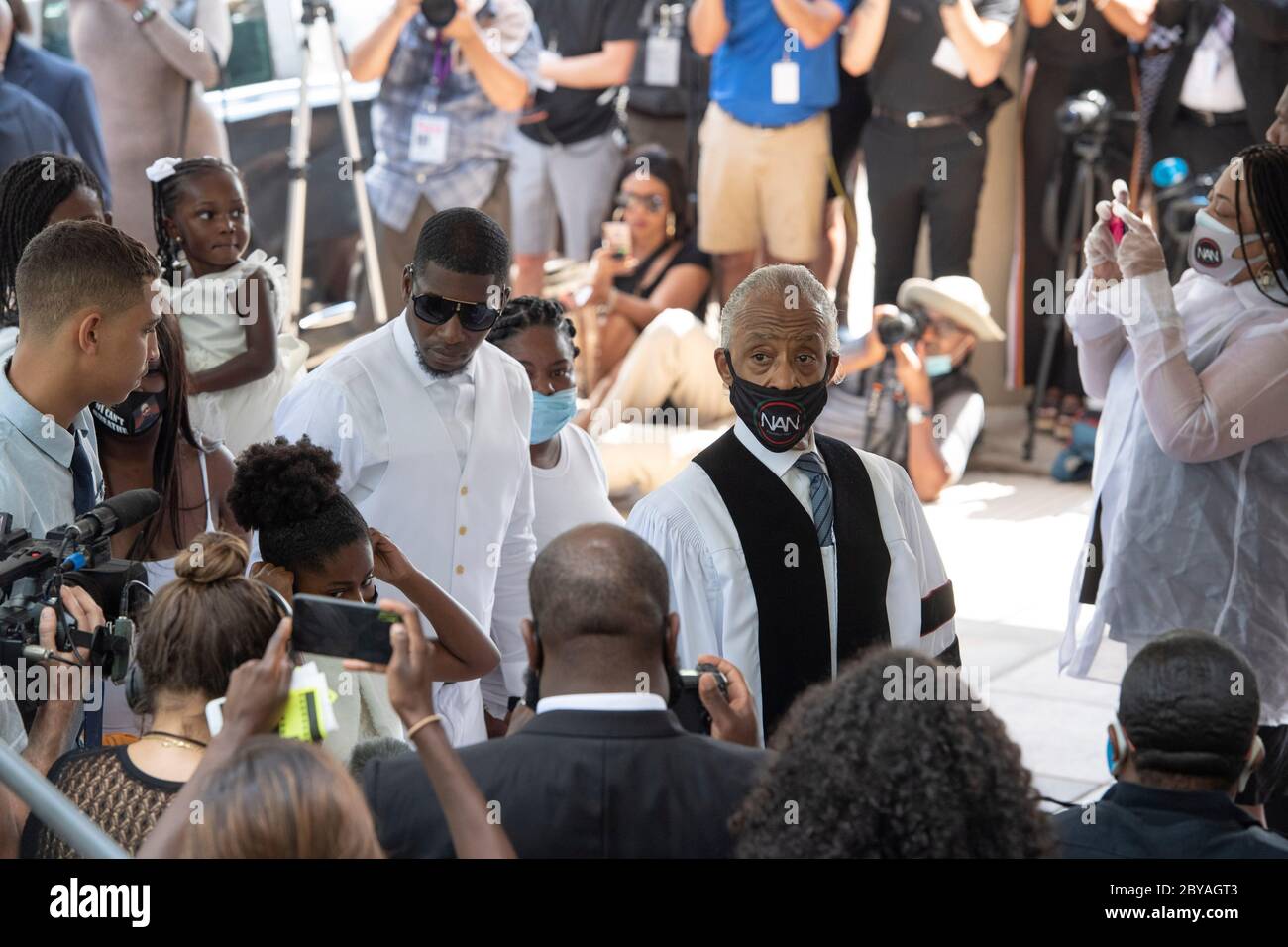 I membri della famiglia insieme al reverendo al Sharpton si preparano ad entrare nel santuario della Chiesa della Fontana di lode a Houston il 9 giugno 2020 per il servizio funebre che onorerà la vita DI GEORGE FLOYD. La morte di Floyd 2 settimane fa, per mano di un poliziotto bianco, ha scatenato centinaia di proteste in tutto il mondo contro la brutalità e il razzismo della polizia. Foto Stock