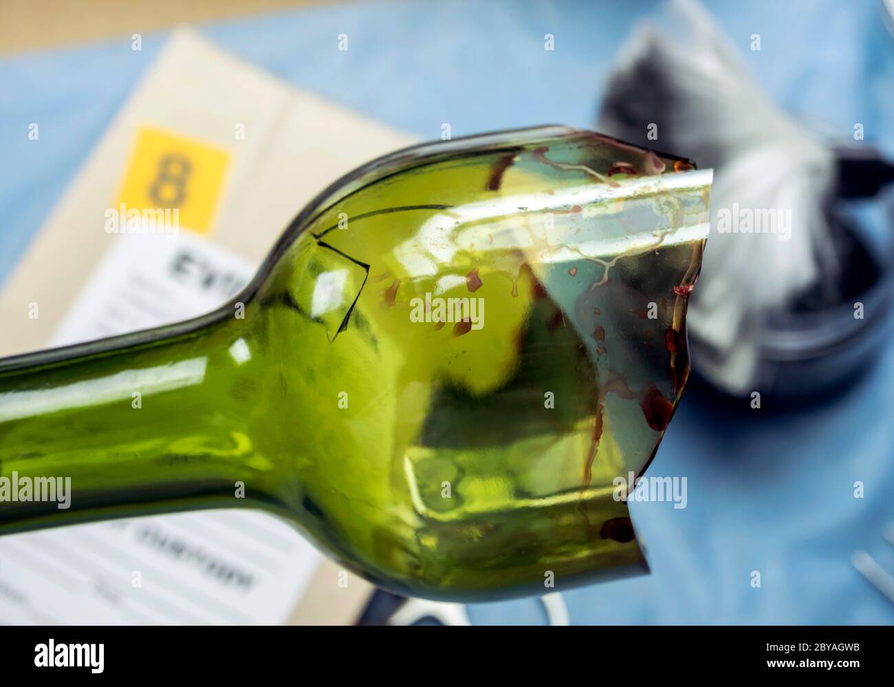 Esperto di polizia diventa campione di sangue dalla rottura di un vaso di vetro in laboratorio Criminalistic, immagine concettuale Foto Stock