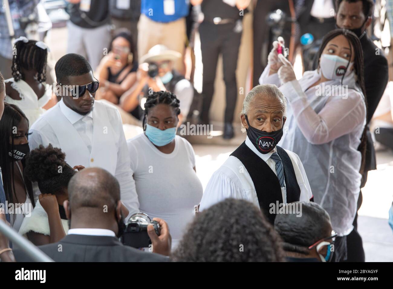 I membri della famiglia insieme al reverendo al Sharpton si preparano ad entrare nel santuario della Chiesa della Fontana di lode a Houston il 9 giugno 2020 per il servizio funebre che onorerà la vita DI GEORGE FLOYD. La morte di Floyd 2 settimane fa, per mano di un poliziotto bianco, ha scatenato centinaia di proteste in tutto il mondo contro la brutalità e il razzismo della polizia. Foto Stock