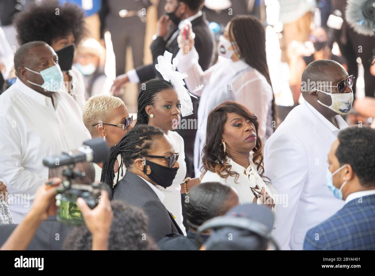I familiari e gli amici si preparano ad entrare nel santuario della Chiesa della Fontana di lode a Houston il 9 giugno 2020 per il servizio che onora la vita DI GEORGE FLOYD. La morte di Floyd a fine maggio da un poliziotto bianco ha scatenato centinaia di proteste in tutto il mondo contro la brutalità e il razzismo della polizia. Foto Stock