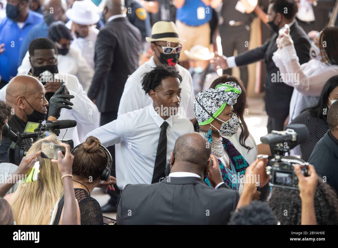 I familiari e gli amici si preparano ad entrare nel santuario della Chiesa della Fontana di lode a Houston il 9 giugno 2020 per il servizio che onora la vita DI GEORGE FLOYD. La morte di Floyd a fine maggio da un poliziotto bianco ha scatenato centinaia di proteste in tutto il mondo contro la brutalità e il razzismo della polizia. Foto Stock