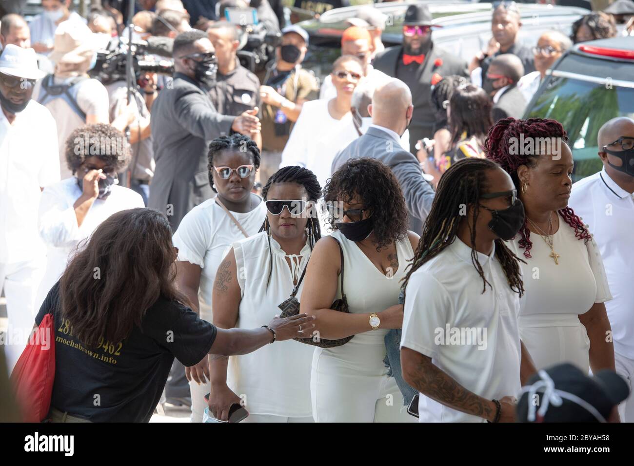 I membri della famiglia di George Floyd entrano nella chiesa per il suo servizio funerario nella periferia di Houston. La morte di Floyd da parte di un poliziotto bianco ha scatenato proteste in tutto il mondo Foto Stock