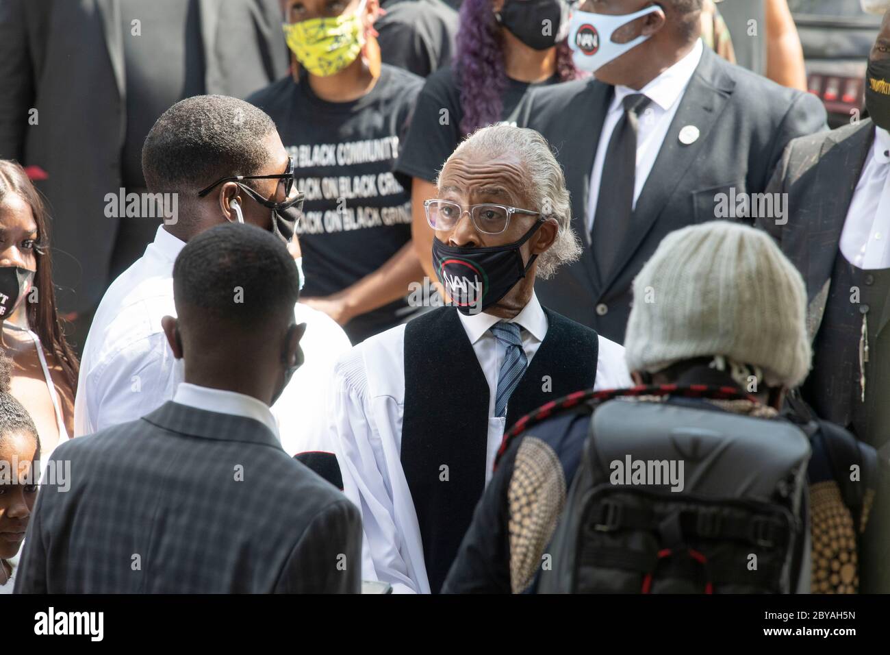 I membri della famiglia insieme al reverendo al Sharpton si preparano ad entrare nel santuario della Chiesa della Fontana di lode a Houston il 9 giugno 2020 per il servizio funebre che onorerà la vita DI GEORGE FLOYD. La morte di Floyd a fine maggio da un poliziotto bianco ha scatenato centinaia di proteste in tutto il mondo contro la brutalità e il razzismo della polizia. Foto Stock