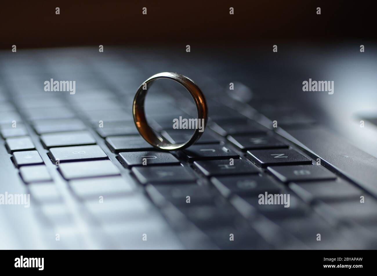 STARGATE: un anello d'oro viene visualizzato sulla tastiera di un computer portatile. Foto Stock