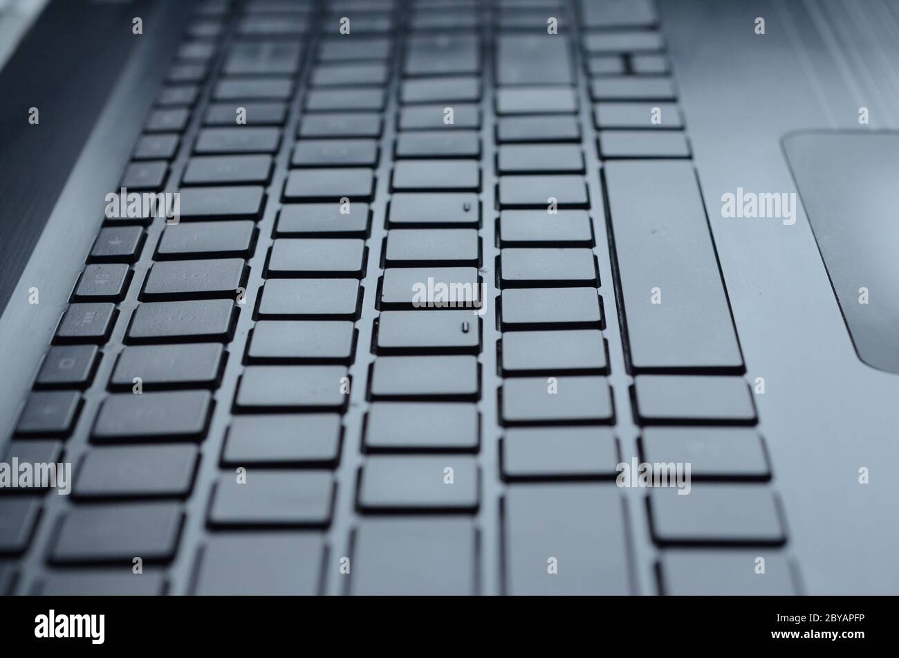 Cambiando corsia: file di tasti su un laptop parallelo come autostrade. Foto Stock
