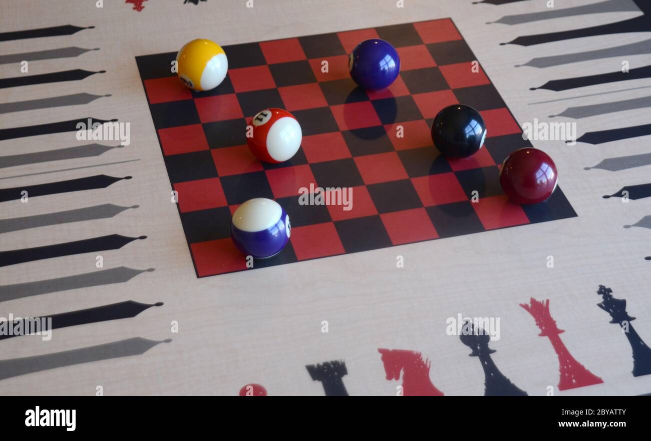 SYNDICATE: Le sfere di cue sono posizionate strategicamente su una scacchiera. Foto Stock