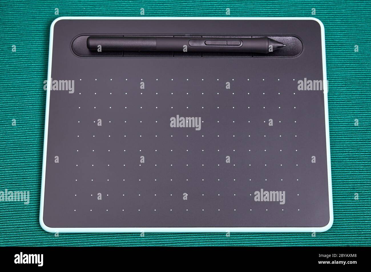 Un tablet grafico con una penna o uno stilo wireless è un dispositivo di input per disegnare sullo schermo di un computer. Utilizzato da artisti e fotografi. Foto Stock