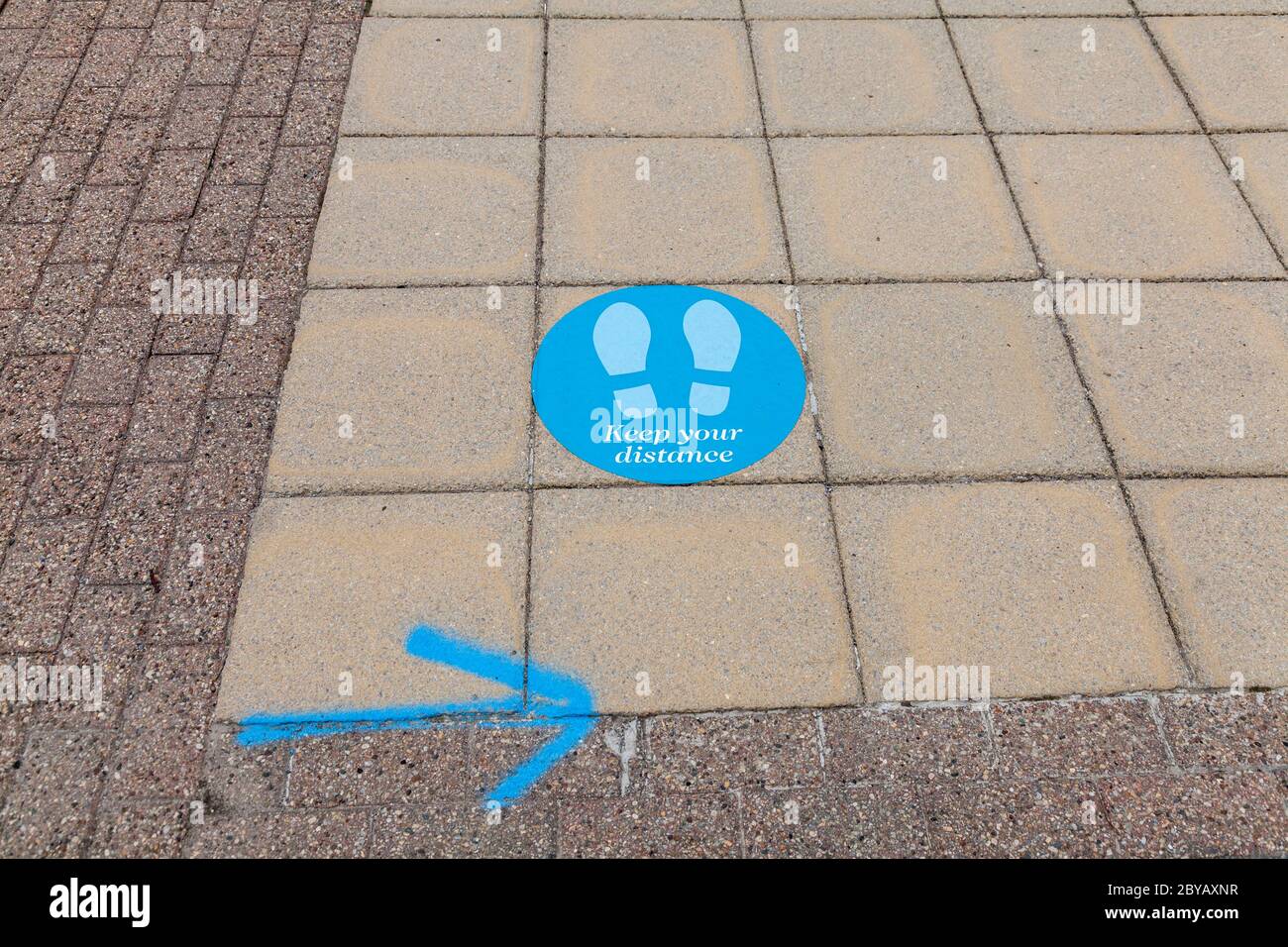 Covid 19, Social Distancing Markers al Teesside Park, Thornaby, Stockton on Tees, Inghilterra, Regno Unito Foto Stock