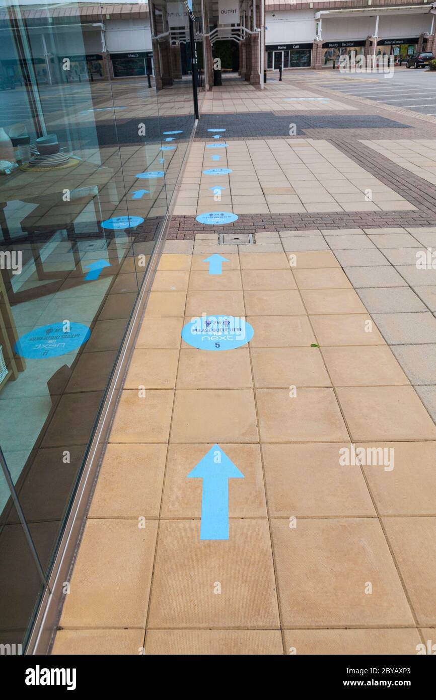 Covid 19, Social Distancing Markers al Teesside Park, Thornaby, Stockton on Tees, Inghilterra, Regno Unito Foto Stock