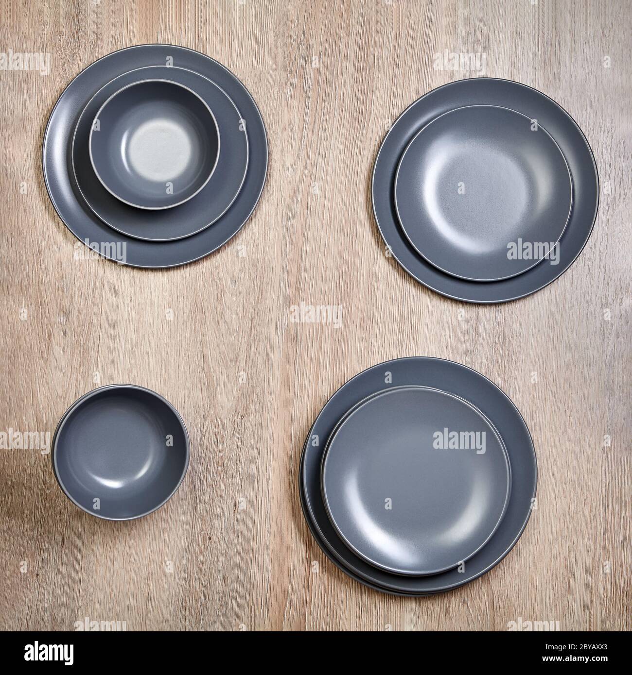 Stoviglie, piatti e ciotole in ceramica grigia. Un set di utensili da cucina per uso domestico. Foto Stock