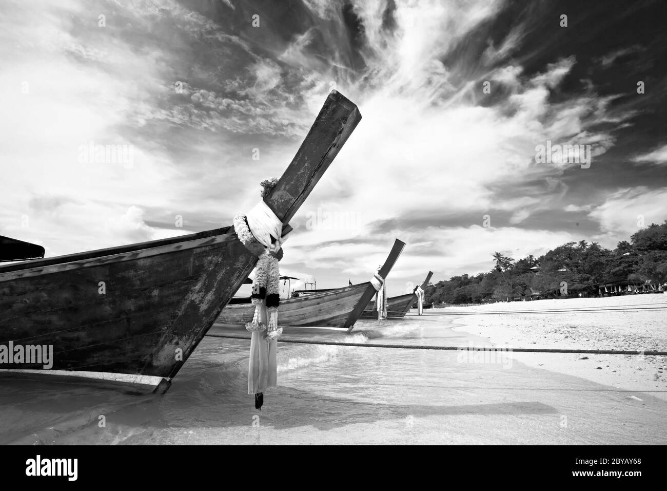 Barca nel mare tropicale. Phi Phi isola. Thailandia Foto Stock