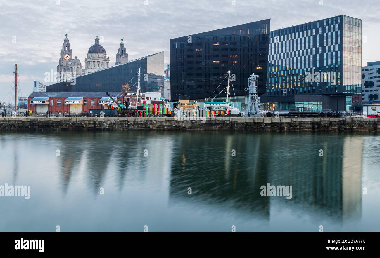 Riflessioni dello skyline di Liverpool nel Canning Dock visto dopo l'alba nel febbraio 2016. Foto Stock