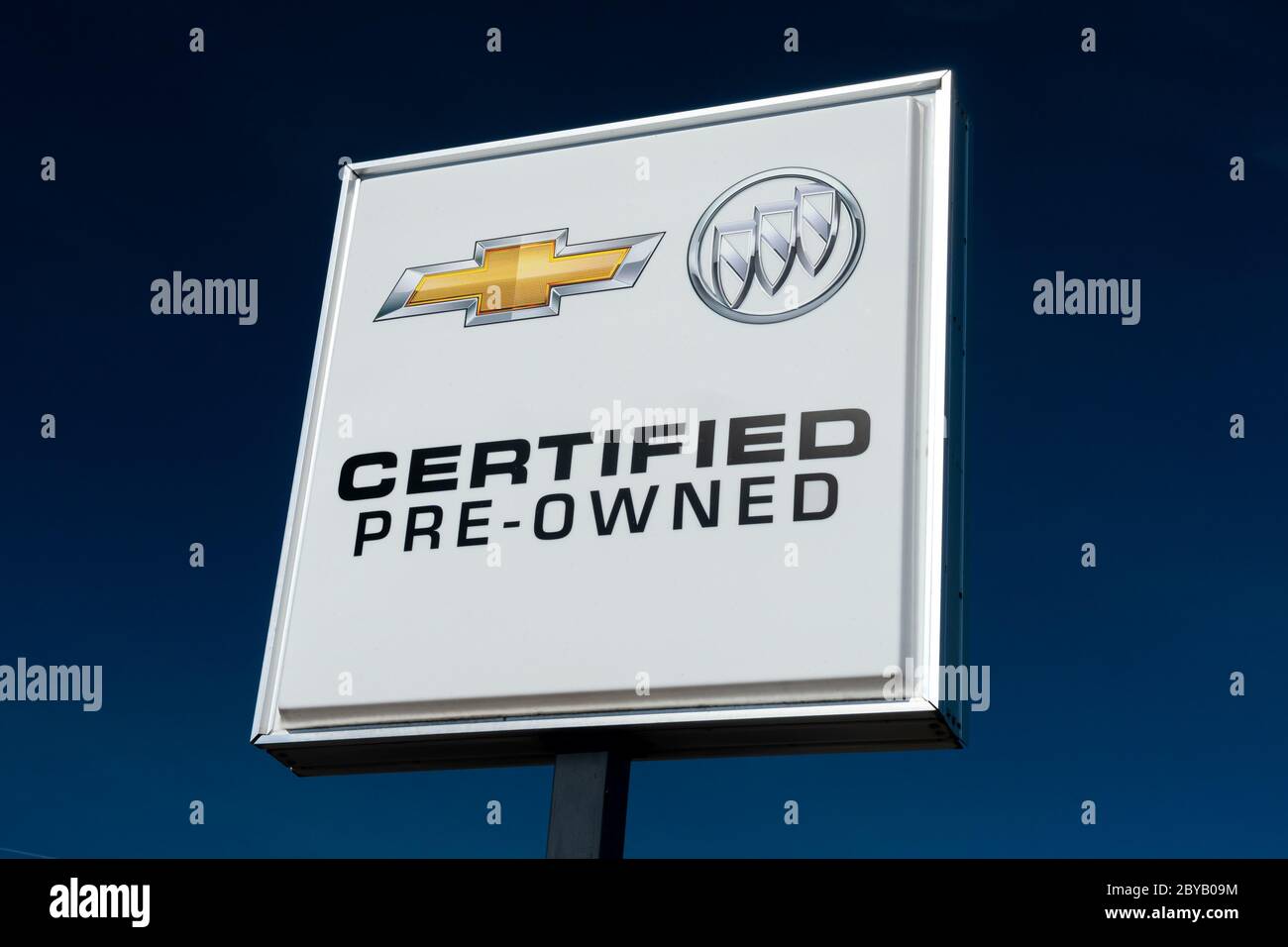 NEW RICHMOND, WI/USA - 31 MAGGIO 2020: Marchio e marchio di fabbrica Chevrolet e Buick Certified Pre-owned. Foto Stock