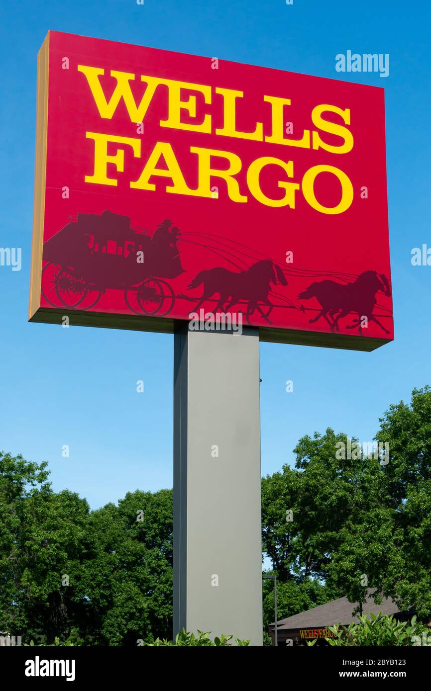 STILLWATER, MN/USA - 31 MAGGIO 2020: Marchio e marchio di fabbrica della Wells Fargo Bank. Foto Stock