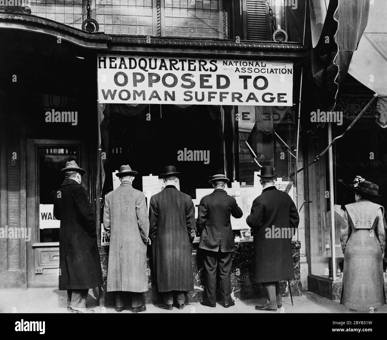Uomini che guardano materiale pubblicato in Window of National Association contro la sede del suffragio femminile, New York City, New York, USA, Harris & Ewing 1911 Foto Stock