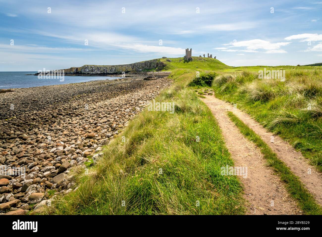 Rovine della Torre di Lilburn, del Castello di Dunstanburgh, Northumberland Foto Stock