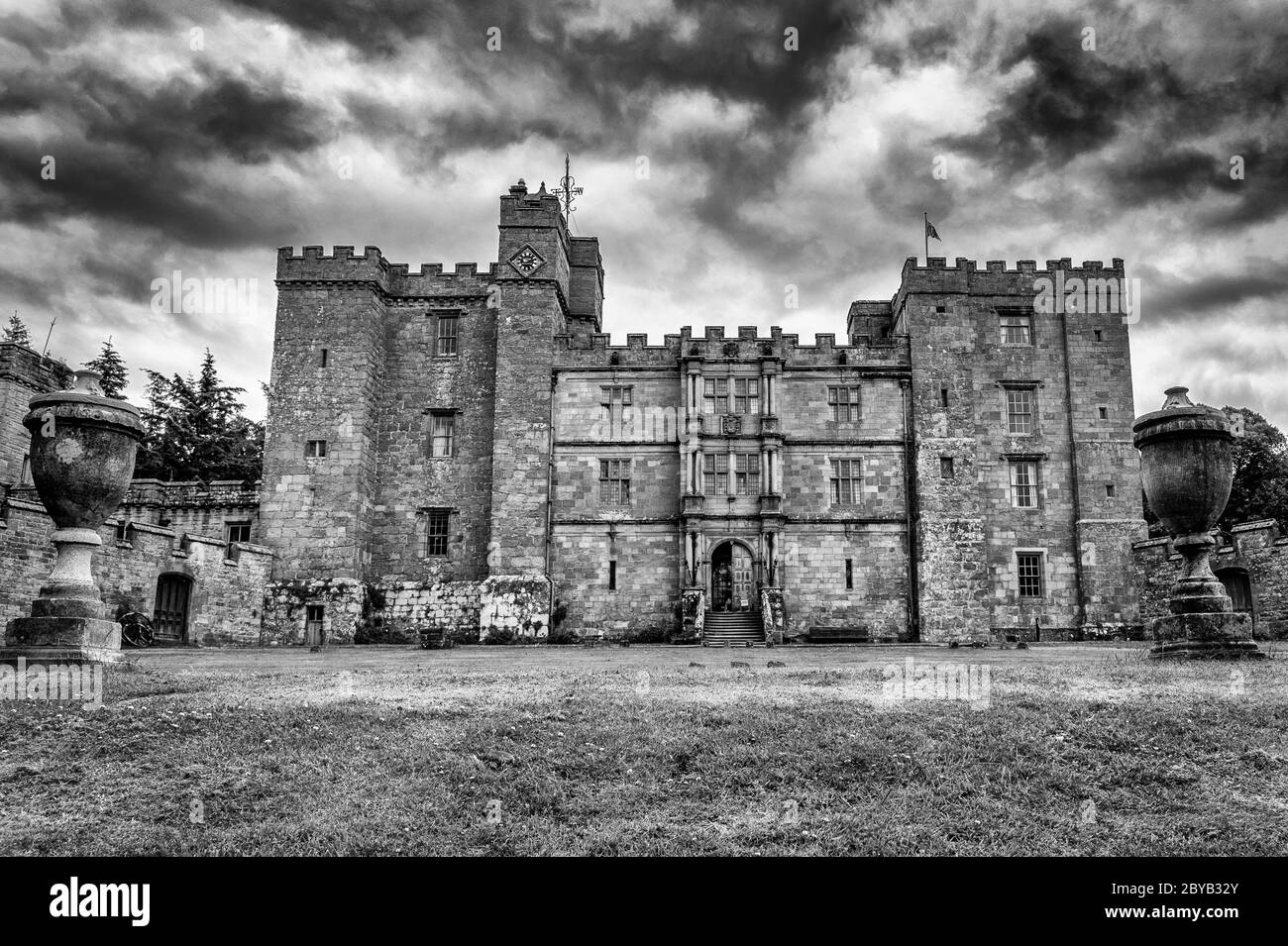 Il fronte nord del castello di Chilingham, Northumberland Foto Stock