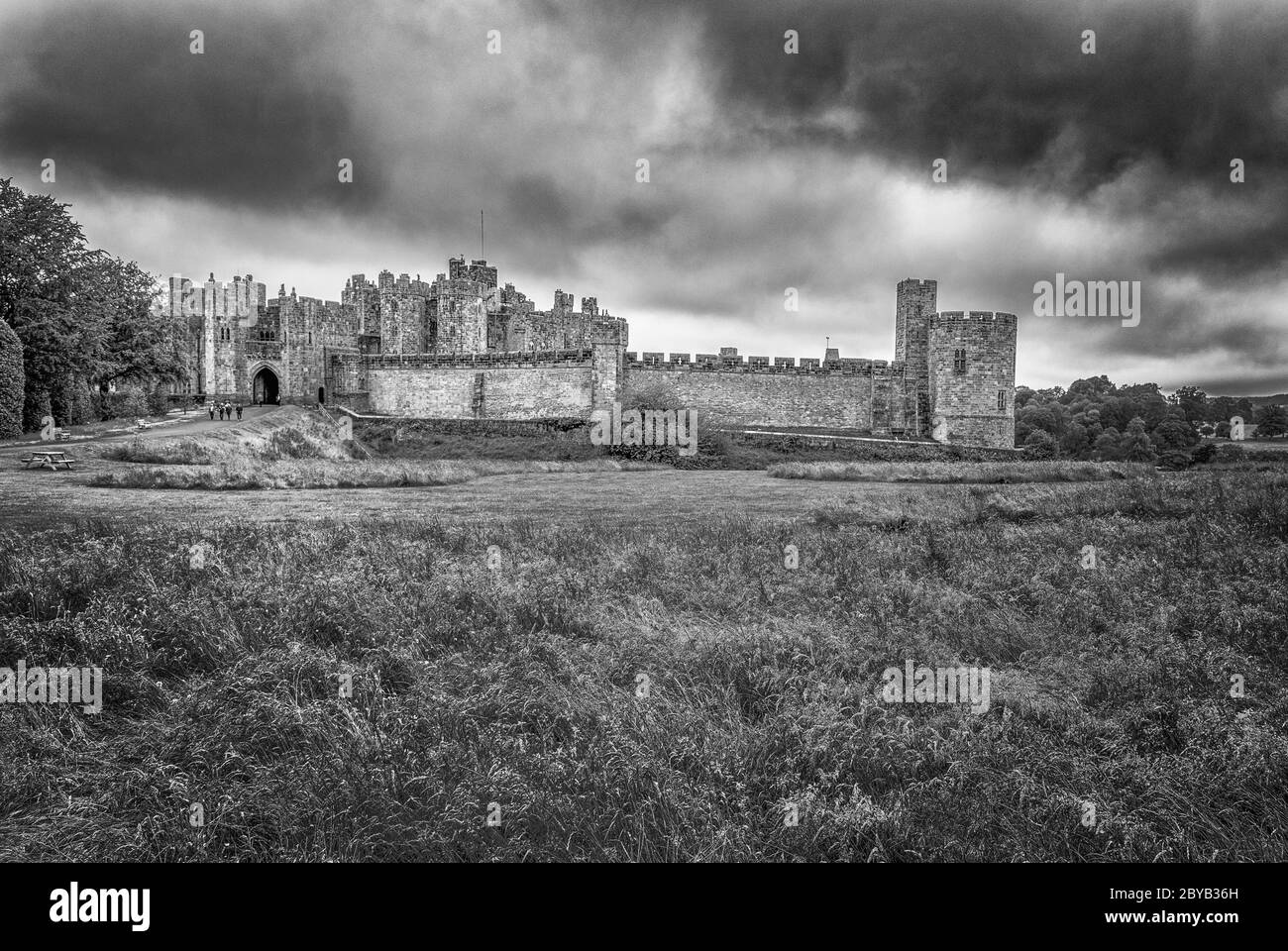 Porta Sud, muro di tenda e Record Tower, Alnwick Castle, Northumberland Foto Stock