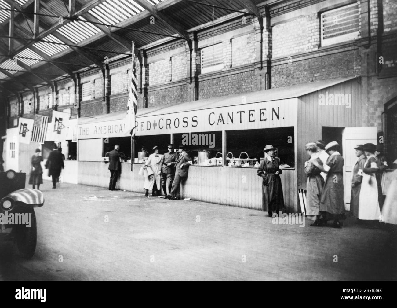 American Red Cross Canteen sulle banchine di un porto inglese. Il giorno dell'apertura, servì ottomila soldati americani provenienti da un convoglio in arrivo, Inghilterra, Regno Unito, American National Red Cross Collection, novembre 1918 Foto Stock