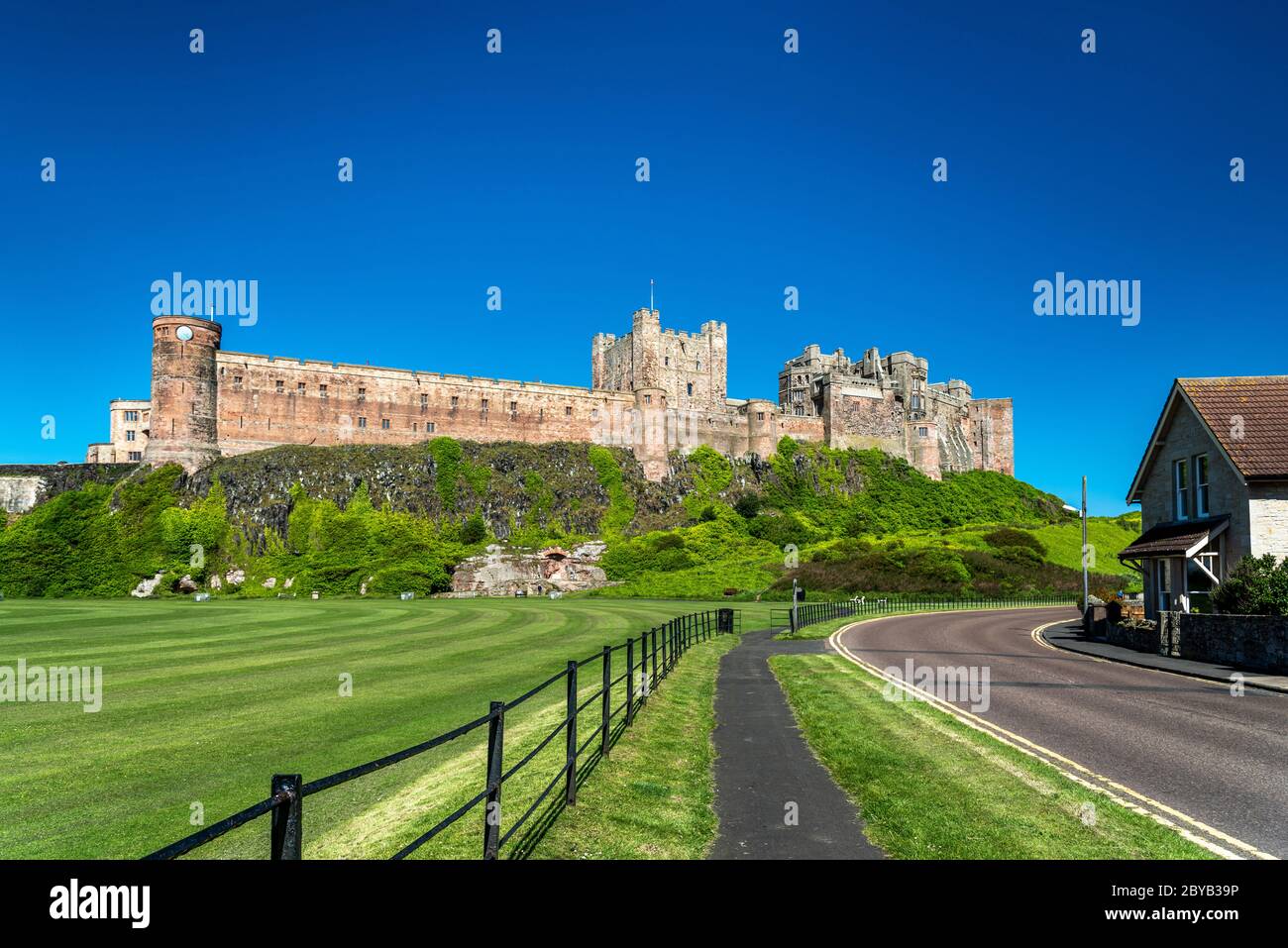 Castello di Bambburgh da ovest Foto Stock