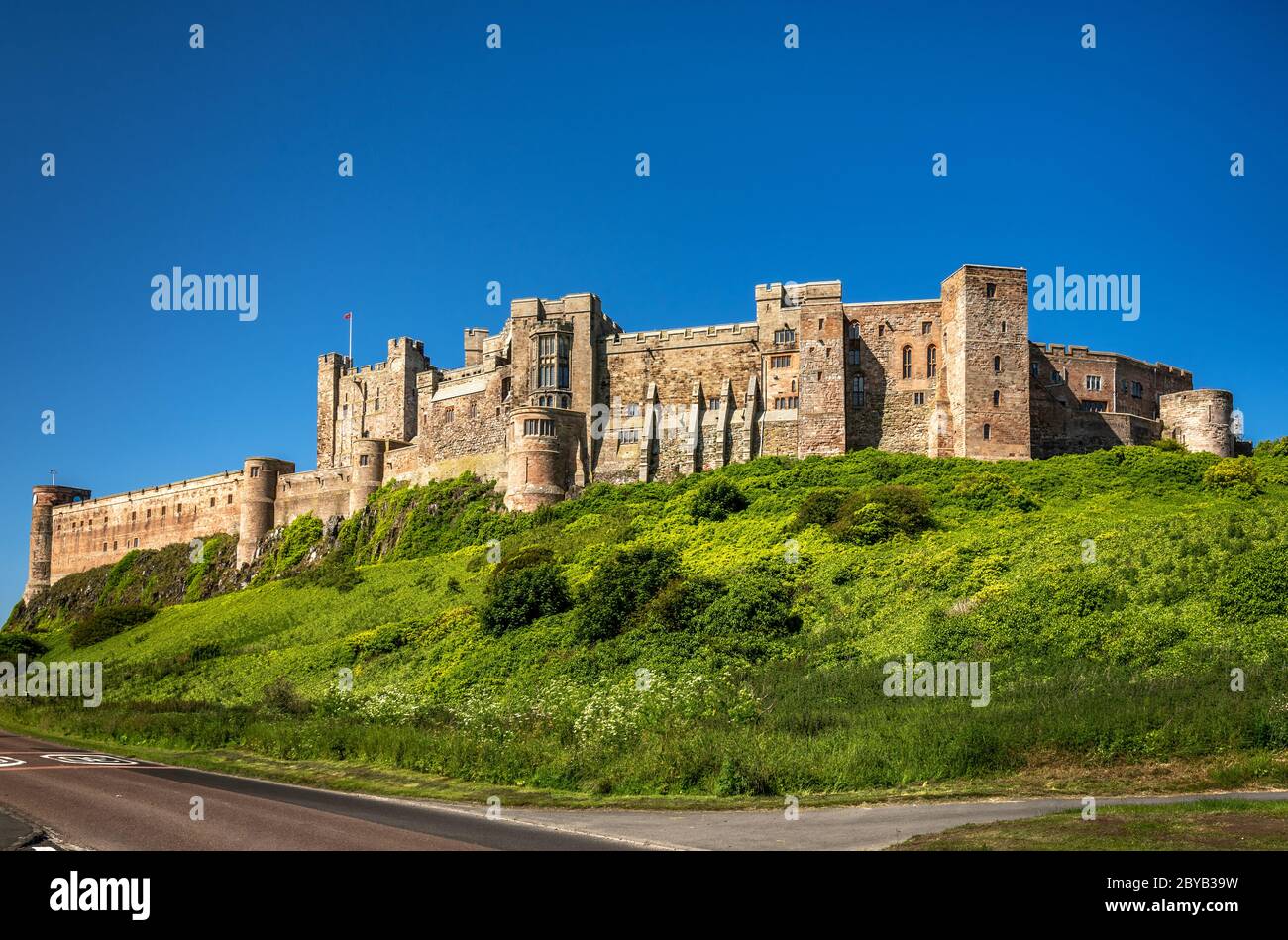 Castello di Bambburgh da ovest Foto Stock