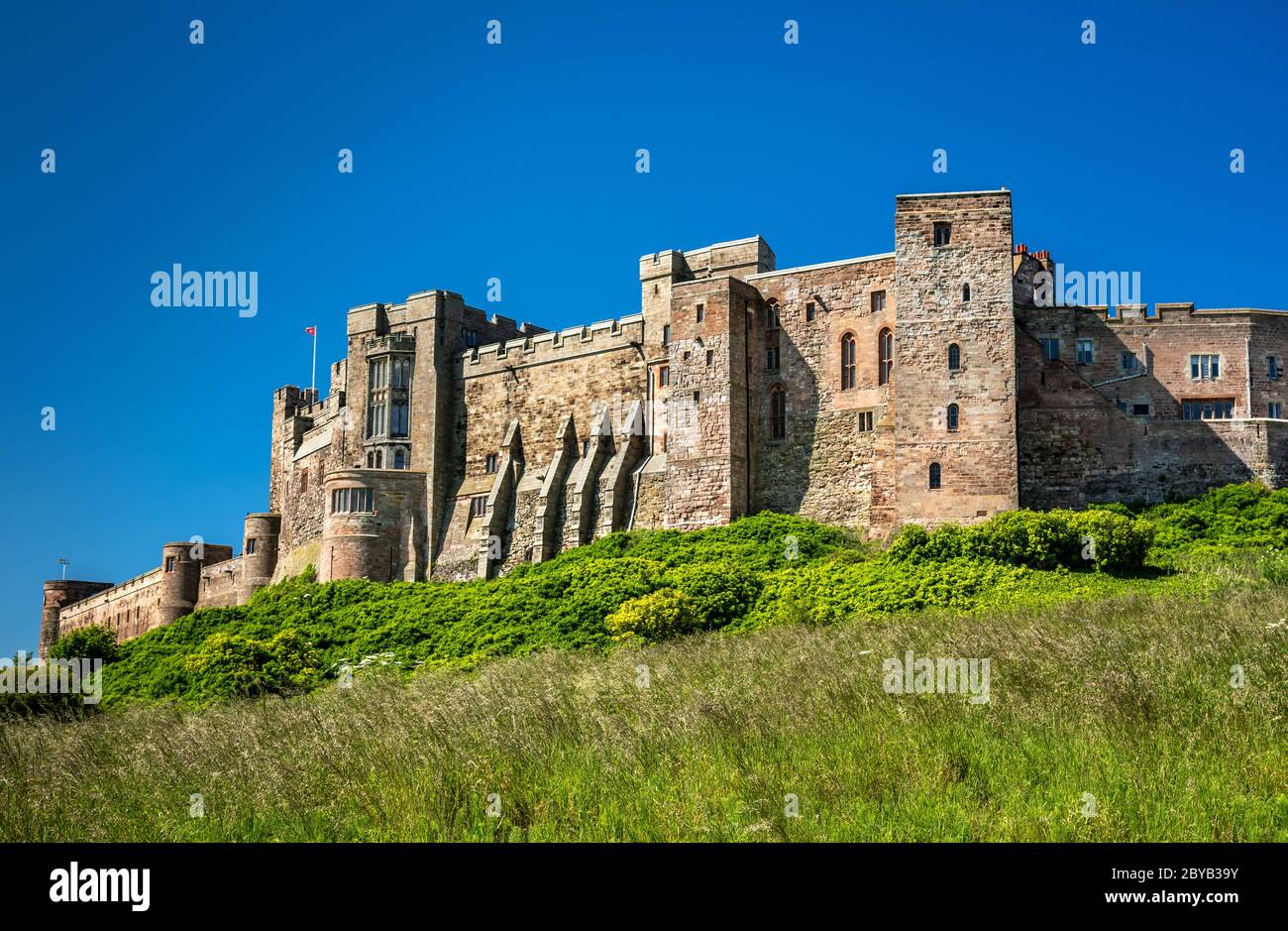 Castello di Bambburgh da sud-ovest Foto Stock