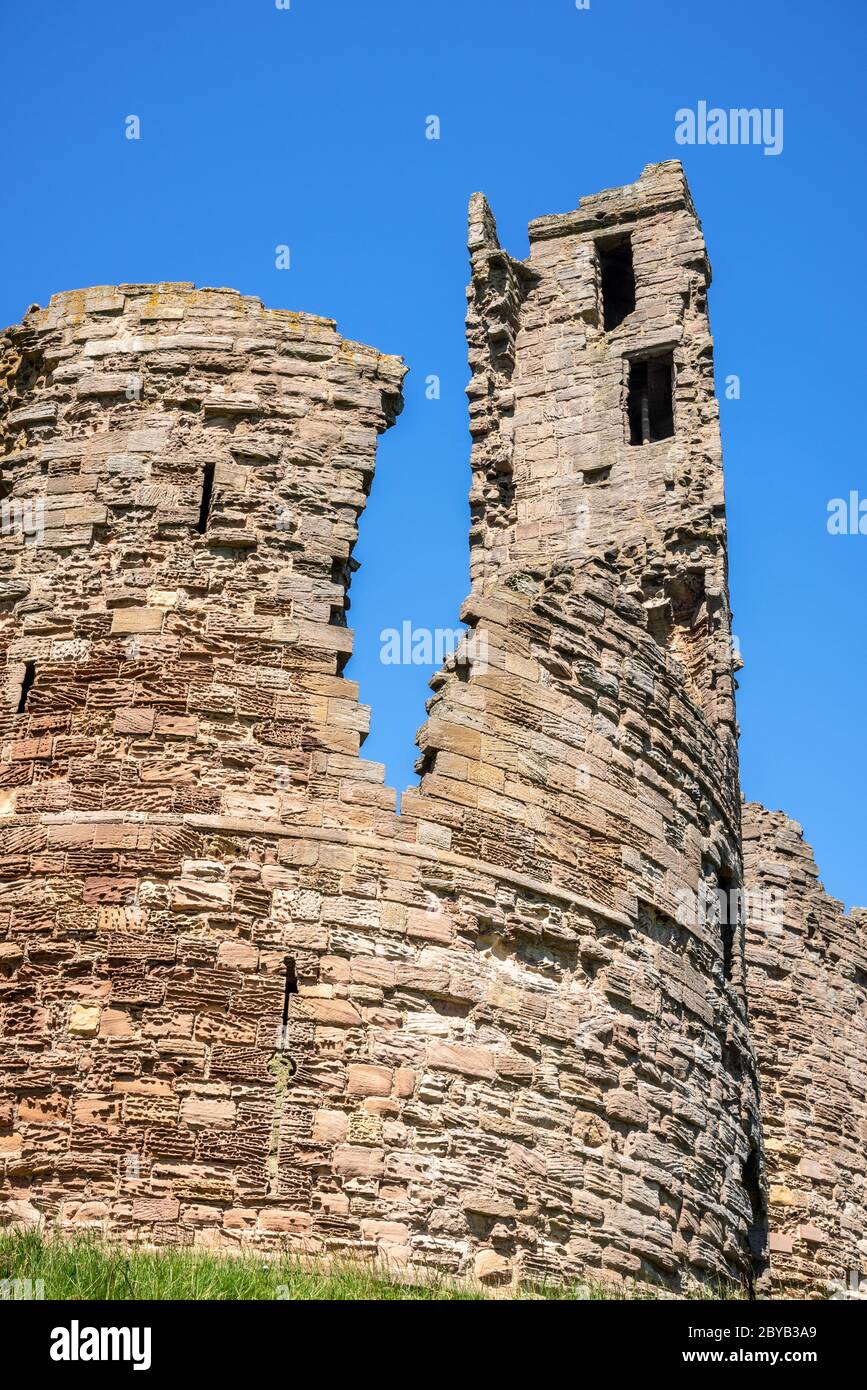 Rovine della Grande Gatehouse, Dunstanburgh Castle, Northumberland Foto Stock