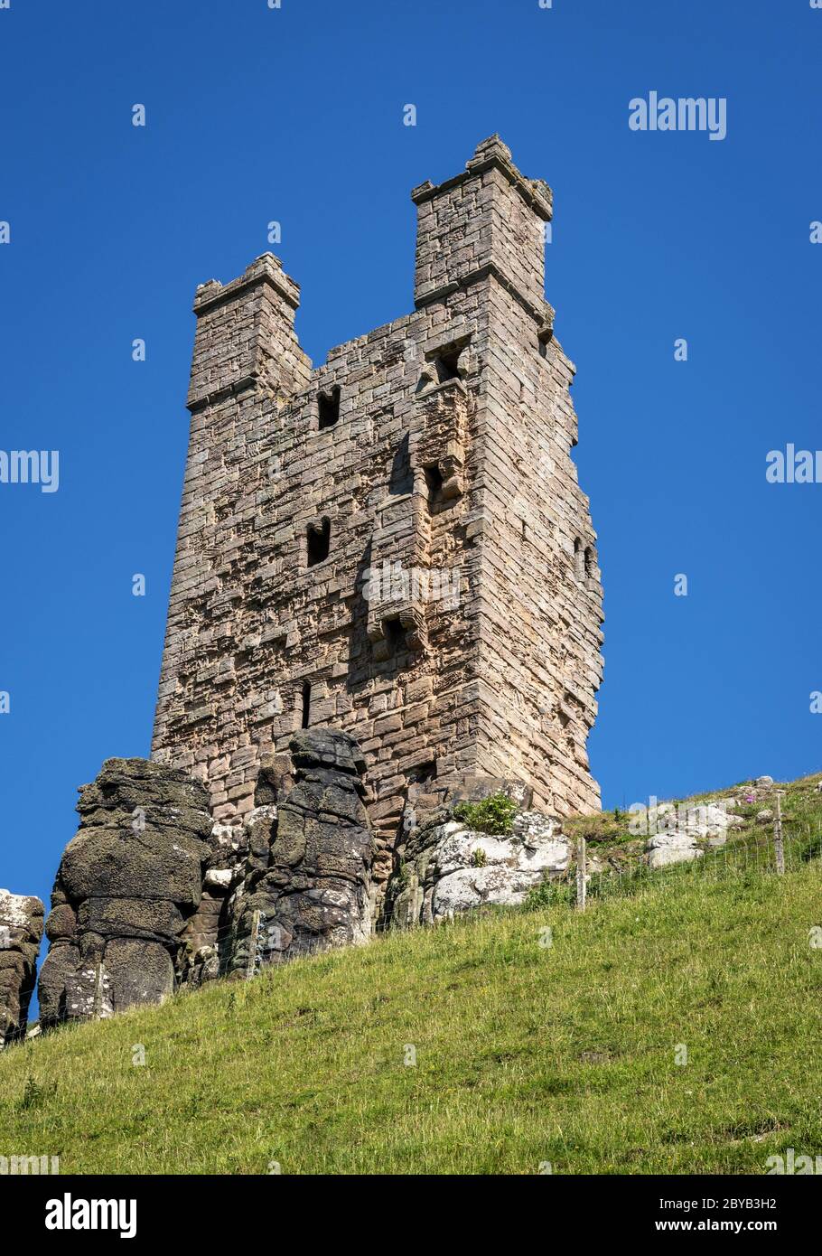 Rovine della Torre di Lilburn, del Castello di Dunstanburgh, Northumberland Foto Stock