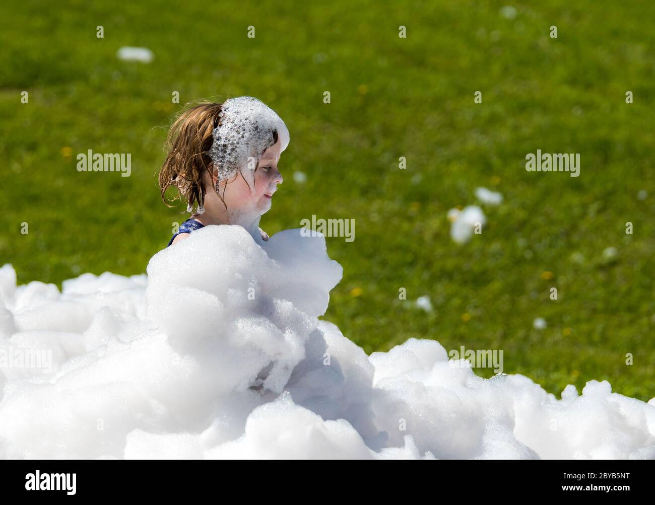 Poley Mountain, New Brunswick, Canada - 10 giugno 2017: Partecipazione alla raccolta fondi annuale 'mud Run for Heart'. Un bambino in un mucchio di saponette. Foto Stock